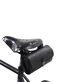 Sort læder cykelsæde med perforeret design og metalstuder, kombineret med en matchende sort læder sadeltaske sikret med en sølvklap.