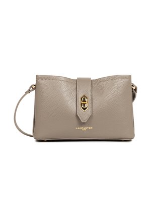 Sac à main en cuir gris avec une surface texturée, une fermeture à rabat et des ferrures dorées présentant un accent géométrique. Bandoulière réglable.