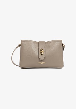 Sac à main en cuir gris avec une surface texturée, une fermeture à rabat et des ferrures dorées présentant un accent géométrique. Bandoulière réglable.
