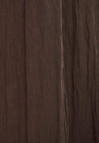 Țesătură texturată de culoare maronie, cu cute verticale și un finisaj moale, specific fibrelor naturale, potrivită pentru draperii sau tapițerie.