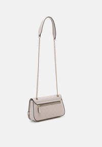 Borsa a handbag in pelle color crema con tracolla a catena, dotata di una tasca con zip e un motivo in rilievo sulla superficie. I bordi sono rifiniti in nero.
