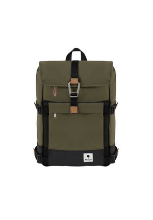 Olivgrüner Rucksack mit einem umschlagbaren Deckel, schwarzem Boden, Metallverschluss, braunem Lederakzent und verstellbaren Seitenträgern. Mit einem Logo-Patch.