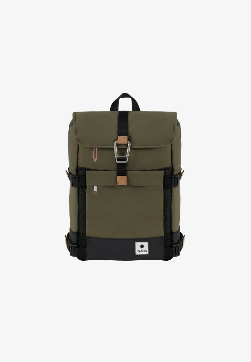 Olijfgroene rugzak met een opklapbare flap, zwarte onderkant, metalen gesp, bruine leren accenten en verstelbare zijriemen. Bevat een logopatch.