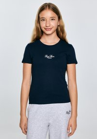 Tamsiai mėlyna medvilninė marškinėliai su trumpomis rankovėmis, apvaliu iškirpimu ir balta siuvinėta "Big Star Jeans" emblema ant krūtinės.