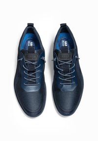 Sneakers blu navy con tessuto a rete, dettagli in pelle liscia e lacci a contrasto. Presentano un colletto imbottito e una suola testurizzata per una migliore aderenza.