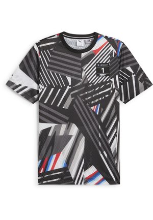 Schwarz-weißer T-Shirt mit kurzen Ärmeln und abstrakten geometrischen Mustern, ausgestattet mit roten und blauen Akzenten sowie einem kleinen Logo-Patch auf der Brust.
