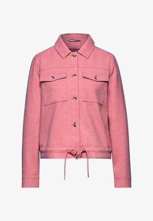 Chaqueta de forro polar rosa con cuello de solapa, dos bolsillos en el pecho, cierre frontal de botones y cordón en el dobladillo. Diseño texturizado y casual.