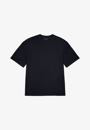 Must black t-särk lühikeste varrukatega, ringkaeluse disain, pehme tekstuur ja peent reljeefne logo ees. Lame serv all.