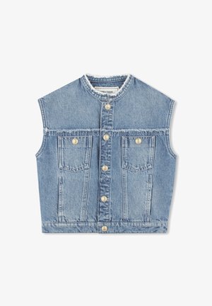 Veste en jean de couleur bleu clair, sans manches, avec un col arrondi, dotée de deux poches avant, de boutons en argent et d'un ourlet effiloché.