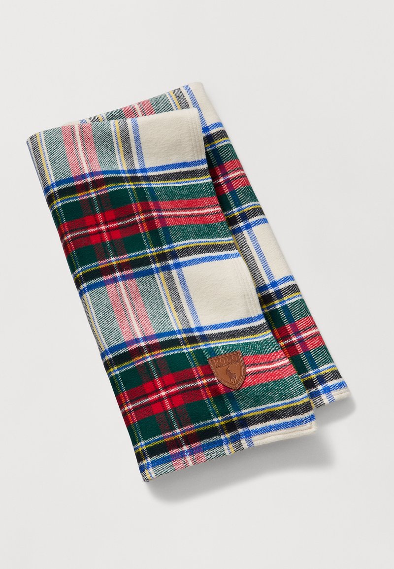 Rutet teppe i grønn, rød, krem og blå; myk tekstur; avsluttet med et brunt skinnmerke som har en logo.