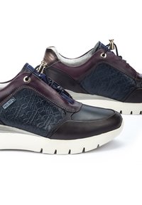 Zapatillas de cuero en tonos marino y burdeos con detalles estampados, panels texturizados, cordones elásticos y una suela de goma blanca.