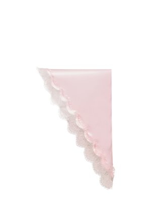 Miękki różowy trójkątny szalik z delikatną białą koronką wzdłuż zakrzywionych krawędzi na białym tle.