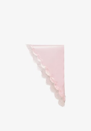 Mäkký ružový trojuholníkový šál s jemnou bielou čipkou pozdĺž zahnutých okrajov na bielom pozadí.