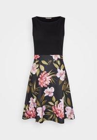Robe noire sans manches avec un corsage cintré et une jupe évasée avec un imprimé floral rose et rouge avec des feuilles vertes.
