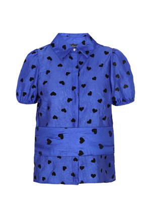 Kék ing rövid puff ujjakkal, fekete szívmintákkal, struktúrált gallérral és derékszorítós megoldással. Texturált anyag, enyhe fénylő hatással.
