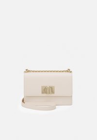 Béžová crossbody taška s texturovaným koženým povrchem, zlatou kováním, přední sponou na zavírání a řetízkovým popruhem. Klasický obdélníkový tvar.