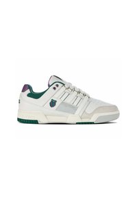 Sneaker atletico bianco con accenti verdi e viola, realizzato in materiale mesh e pelle, con collo imbottito e suola in gomma con un distintivo disegno del battistrada.