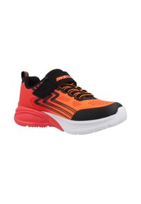 Zapatilla deportiva negra y roja con acentos naranjas, parte superior de malla, cuello acolchado y suela de goma con patrones texturizados y logotipo.