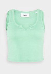 Top corto de canalé en verde menta con escote redondeado y tirantes anchos. Fabricado con una tela suave, presenta una etiqueta con "JJXX" en el interior.