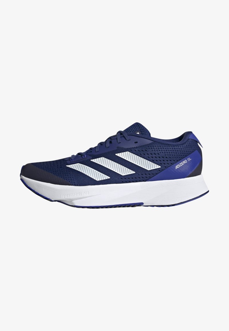 Chaussure de course Adidas bleu marine avec des bandes blanches, empeigne en mesh, semelle blanche et texte "Adizero SL" sur le côté du talon.