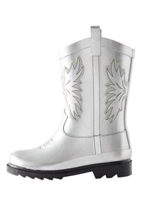 Sølvfarvet gummistøvle med blank overflade, med hvide vingelignende accenter, tekstureret sål, hævet syning og en trækkestrop bagpå.