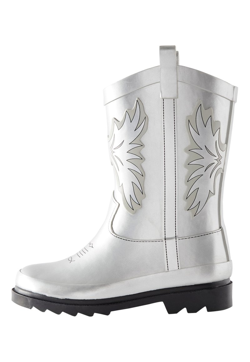 Sølvfarvet gummistøvle med blank overflade, med hvide vingelignende accenter, tekstureret sål, hævet syning og en trækkestrop bagpå.