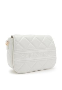 Borsa a tracolla in pelle bianca trapuntata con pattina magnetica, caratterizzata da un audace logo in rilievo e un accentuazione in metallo dorato.