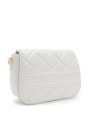 Sac à bandoulière en cuir blanc matelassé avec un rabat magnétique, arborant un logo en relief audacieux et un accent en métal doré.