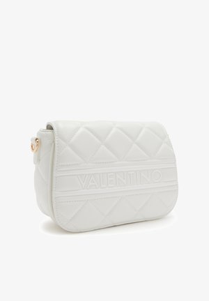 Borsa a tracolla in pelle bianca trapuntata con pattina magnetica, caratterizzata da un audace logo in rilievo e un accentuazione in metallo dorato.