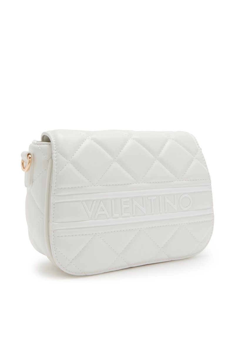 Borsa a tracolla in pelle bianca trapuntata con pattina magnetica, caratterizzata da un audace logo in rilievo e un accentuazione in metallo dorato.