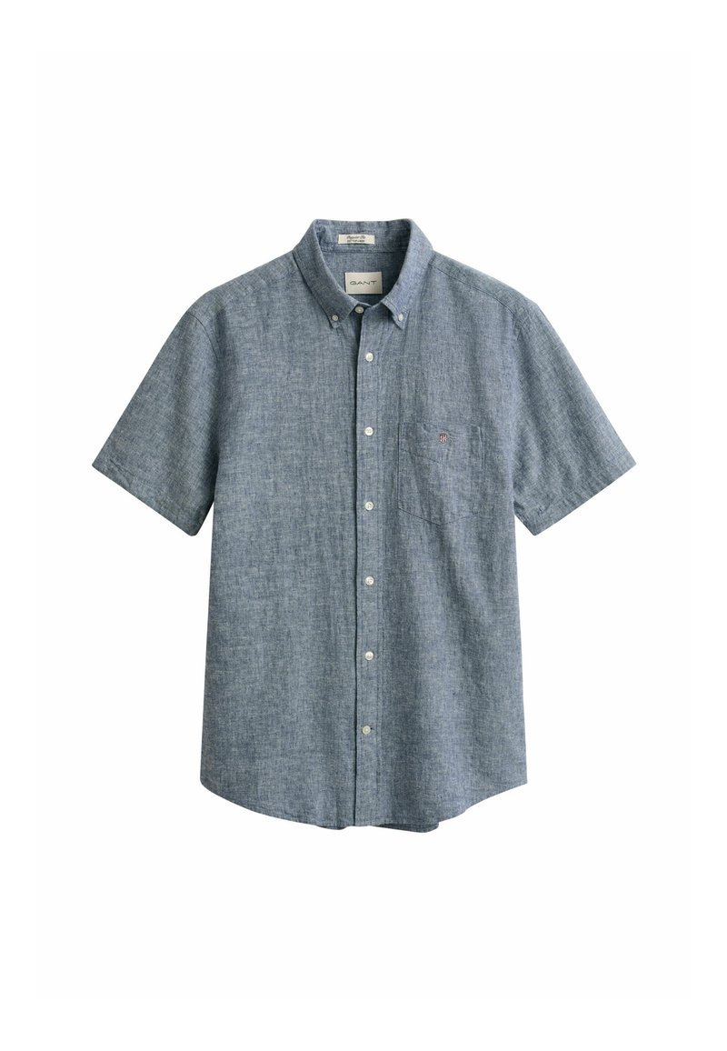 Camicia in chambray blu a maniche corte con bottoni, taschino sul petto e colletto con bottoni, mostrata su sfondo bianco.