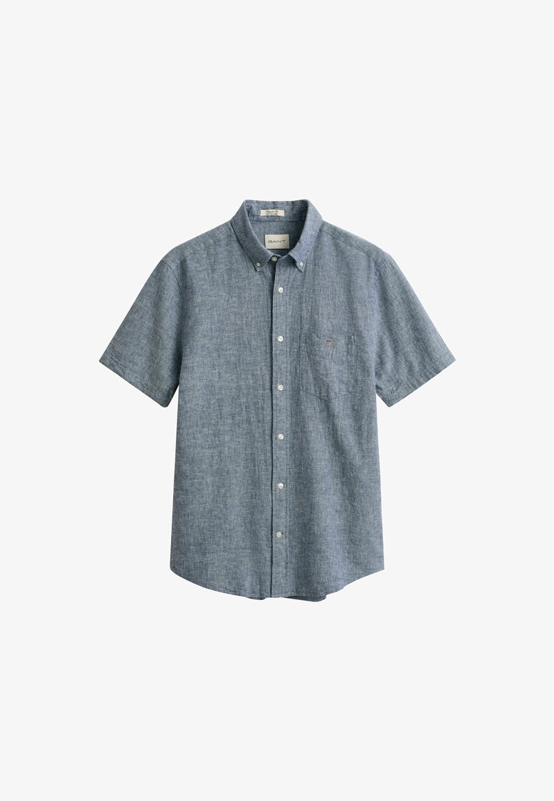 Camicia in chambray blu a maniche corte con bottoni, taschino sul petto e colletto con bottoni, mostrata su sfondo bianco.