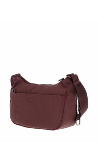 Sac à épaule bordeaux en tissu texturé, avec fermeture éclair, bandoulière réglable et poche avant avec un détail bouton pression.