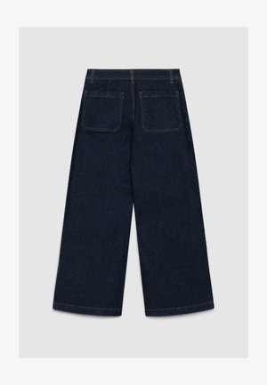 Jeans a gamba larga di colore blu scuro, realizzati in denim, dotati di due tasche posteriori e dettagli cuciti lungo i bordi.