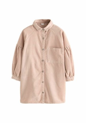 Abito camicia in corduroy rosa con colletto, chiusura a bottoni frontale, taschino sul petto e maniche lunghe a sbuffo con texture a coste e sottili righe.