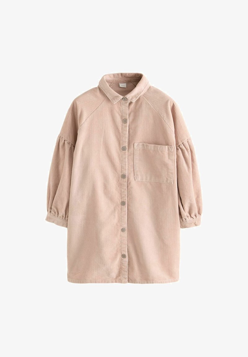 Vaaleanpunainen corduroy-paitamekko, jossa on kaulus, napitus edessä, rintatasku ja puhvikaulukset, joissa on ribbitetty kangas ja hienovaraisia raitoja.