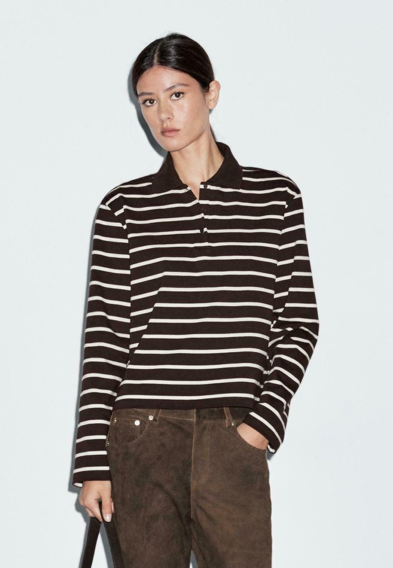 Polo a maniche lunghe a righe in marrone scuro e bianco, con colletto, vestibilità comoda e dettagli con bottoni al colletto.