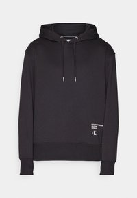 Černá mikina s dlouhým rukávem a kapucí, s předními stahovacími šňůrkami a malým bílým logem Calvin Klein Jeans na pravé dolní straně přední části.