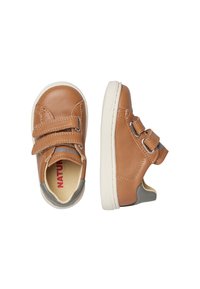 Un paio di scarpe marroni per bambini con suole bianche, doppie fascette in Velcro e dettagli grigi sul tallone, viste dall'alto e di lato.