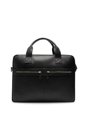 Czarna teksturowana skórzana teczka z podwójnymi górnymi uchwytami i dwoma poziomymi, przednimi kieszeniami na suwak na białym tle.