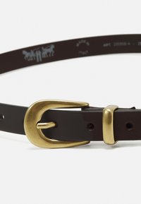 Cinto de couro castanho com uma fivela curva em metal dourado e um passador. Apresenta furos para ajuste e marcação "Feito na Itália" no interior.