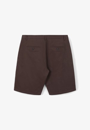 Shorts marron avec une texture lisse, deux poches arrière et des fermetures à boutons. Coupe droite sans motifs décoratifs ni accents.