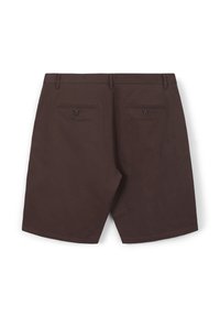 Shorts ajustés marron foncé avec passants de ceinture et deux poches passepoilées à l'arrière, ornées de boutons, sur fond blanc.