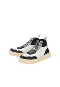 Sneaker alte con un mix di pannelli in pelle bianca, nera e grigia, suola in gomma testurizzata e lacci grigi con linguetta sul retro.