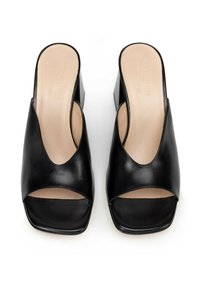 Zwarte leren open teen wedgeschoenen met een zachte textuur, voorzien van een uitsnijding en een zachte beige binnenzool met een reliëflogo.