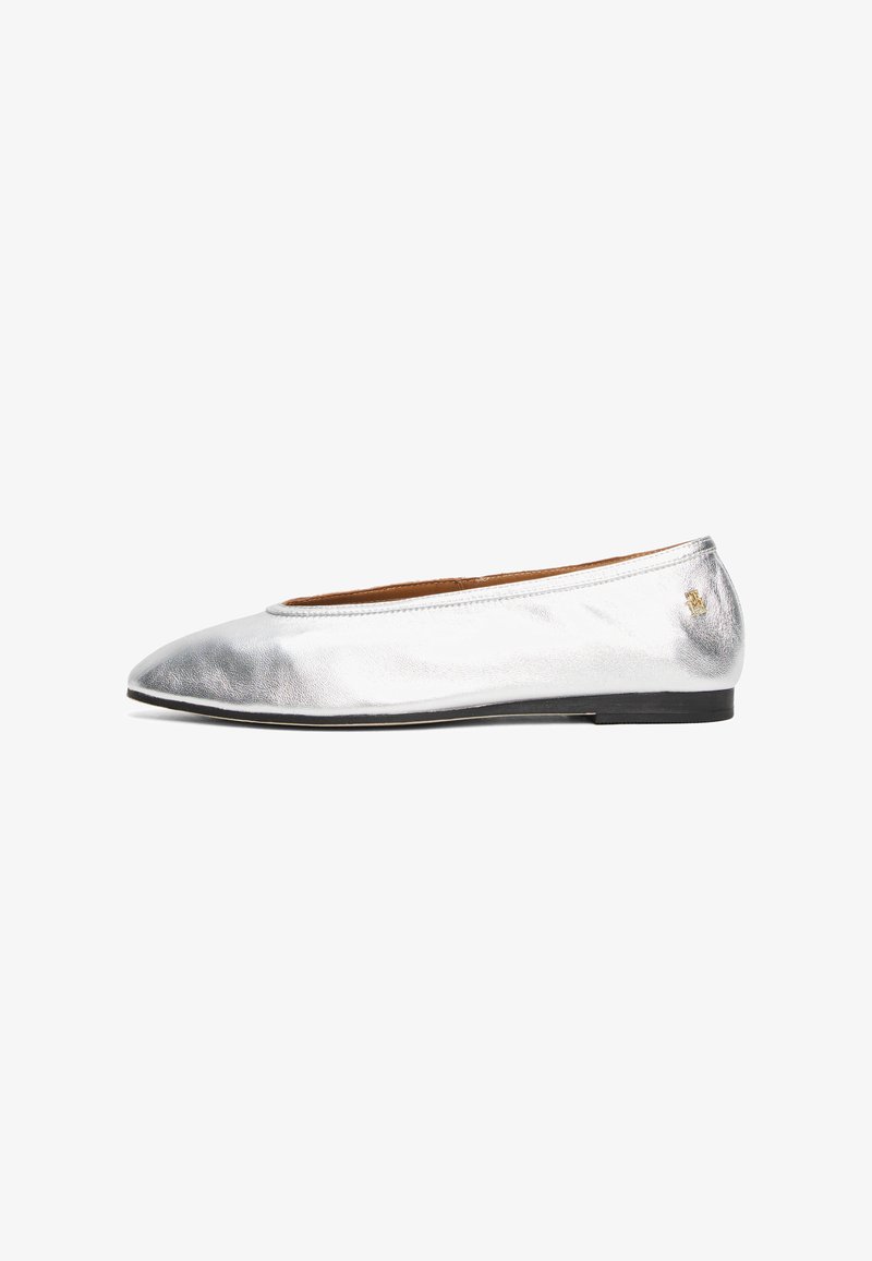 Silberne, metallische Ballettschuhe mit einer runden Zehe, glatter Textur, niedrigem Profil und einer schwarzen Gummisohle. Kleiner Markenakzent nahe der Ferse.