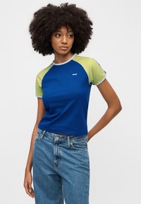 Μπλε βαμβακερό T-shirt με κοντά πράσινα μανίκια, στρογγυλή λαιμόκοψη και γκρι περίγραμμα. Διαθέτει μικρό λογότυπο στο στήθος και εφαρμοστή σχεδίαση.