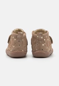 Gioseppo BAREFOOT WITH STARS - Zīdaiņu apavi - taupe