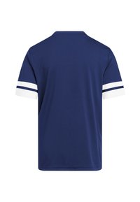 Chemise bleue marine à manches courtes avec des accents de rayures blanches sur les manches. Encolure ronde simple, tissu lisse et coupe droite.