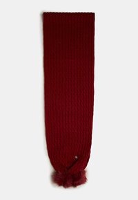 Longue écharpe tricotée rouge foncé avec motif en torsades et deux pompons assortis et duveteux à une extrémité.